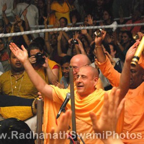 Radhanath Swami Singing 283x283 Radhanath Swami During Pusya Abhishek Festival   2012