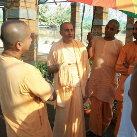 Radhanath Swami with Devotees Radhanath Swami at Farm 283x283 Radhanath Swami In Govardhan Ashram