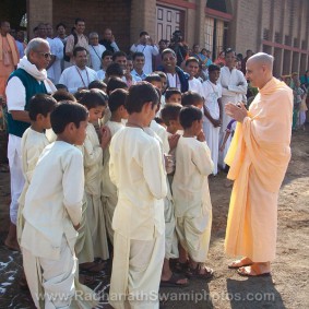 Radhanath Swami with Children of Gurukul at Govardhan Ashram Radhanath Swami at Wada 283x283 Radhanath Swami In Govardhan Ashram