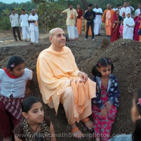 Radhanath Swami with Children Radhanath Swami in Wada with Children 283x283 Radhanath Swami In Govardhan Ashram