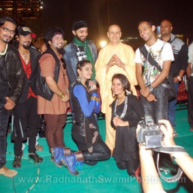 Radhanath Swami with Madhavas Band Radhanath Swami with Madhavas Band 283x283 Radhanath Swami at Inspiro 2012