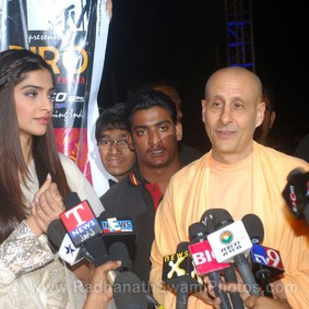 Radhanath Swami with Sonam Kapoor Radhanath Swami with Sonam Kapoor Bollywood Actrees 283x283 Radhanath Swami at Inspiro 2012