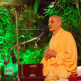 Radhanath Swami Giving a Lecture 283x283 Radhanath Swami At Birla House