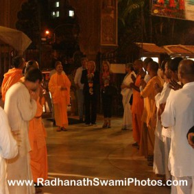 Devotees Welcoming HH Radhanath Swami Radhanath Swami Welcomed by Devotees 283x283 Radhanath Swami With Joe Walsh