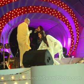 Radhanath Swami with Sonam Kapoor Radhanath Swami with Bollywood Actrees Sonam Kapoor 283x283 Radhanath Swami at Inspiro 2012