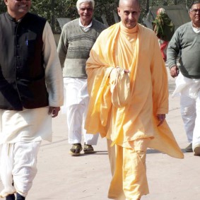 Radhanath Swami Maharaj RadhanathSwamiinBarsanaEyeCampFebruary2012108 new 283x283 Radhanath Swami At Barsana Camp 2012