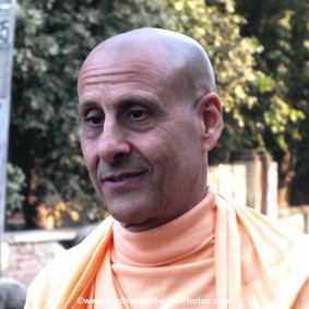 Radhanath Swami Maharaj RadhanathSwamiinBarsanaEyeCampFebruary2012534 new 283x283 Radhanath Swami At Barsana Camp 2012