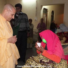 Radhanath Maharaj Visiting a Patient RadhanathSwamiinBarsanaEyeCampFebruary2012574 new 283x283 Radhanath Swami At Barsana Camp 2012