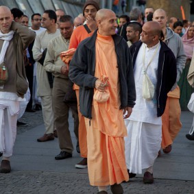 20110408RNSBoatTrip004 new 283x283 Radhanath Swami in London