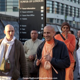 20110408RNSBoatTrip005 new 283x283 Radhanath Swami in London