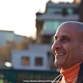 20110408RNSBoatTrip019 new 283x283 Radhanath Swami in London
