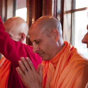 20110408RNSBoatTrip026 new 283x283 Radhanath Swami in London