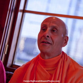 20110408RNSBoatTrip028 new 283x283 Radhanath Swami in London