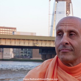 20110408RNSBoatTrip030 new 283x283 Radhanath Swami in London