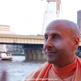20110408RNSBoatTrip031 new 283x283 Radhanath Swami in London