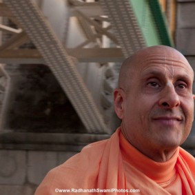 20110408RNSBoatTrip032 new 283x283 Radhanath Swami in London