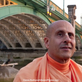20110408RNSBoatTrip033 1 new 283x283 Radhanath Swami in London