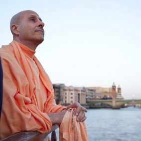20110408RNSBoatTrip038 new 283x283 Radhanath Swami in London