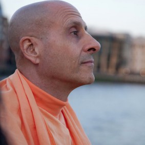 20110408RNSBoatTrip039 new 283x283 Radhanath Swami in London