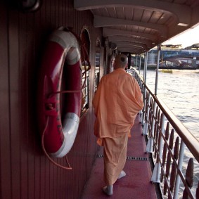 20110408RNSBoatTrip042 new 283x283 Radhanath Swami in London