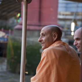 20110408RNSBoatTrip046 new 283x283 Radhanath Swami in London