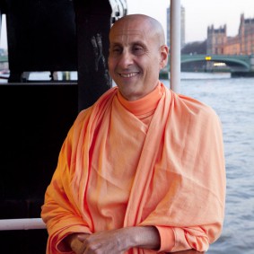 20110408RNSBoatTrip051 new 283x283 Radhanath Swami in London