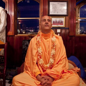 20110408RNSBoatTrip067 new 283x283 Radhanath Swami in London