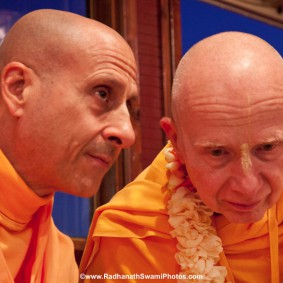 20110408RNSBoatTrip072 new 283x283 Radhanath Swami in London
