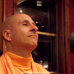20110408RNSBoatTrip083 new 283x283 Radhanath Swami in London