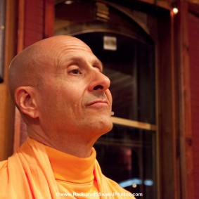 20110408RNSBoatTrip085 new 283x283 Radhanath Swami in London
