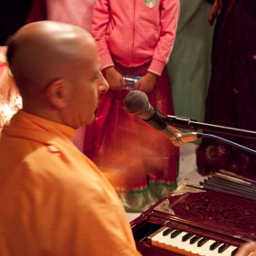 20110408RNSBoatTrip099 new 283x283 Radhanath Swami in London