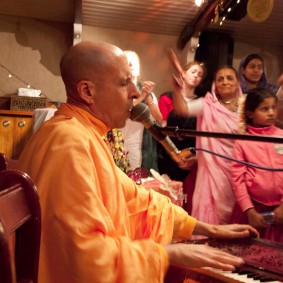 20110408RNSBoatTrip100 new 283x283 Radhanath Swami in London