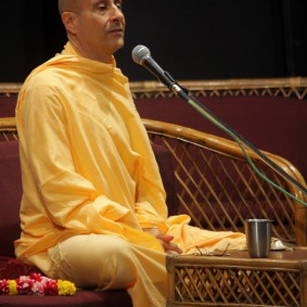 Radhanath Swami in Bhartiya Vidya Bhavan, Mumbai IMG 0038 new 283x283 Radhanath Swami At Gita Champions League Event