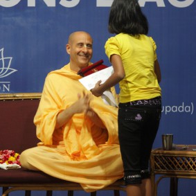 Radhanath Swami distributes prize to participants IMG 0086 new 283x283 Radhanath Swami At Gita Champions League Event
