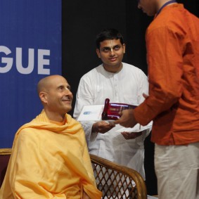 Radhanath Swami Maharaj distributes Trophy IMG 0124 new 283x283 Radhanath Swami At Gita Champions League Event