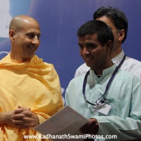 Radhanath Swami distributing Prizes IMG 0133 new 283x283 Radhanath Swami At Gita Champions League Event