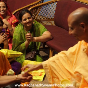 Radhanath Swami in GCL Prize Distribution IMG 0179 new 283x283 Radhanath Swami At Gita Champions League Event