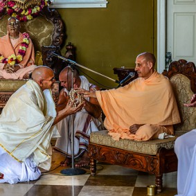 478294508 Radhanath Swami 283x283 Radhanath Swami During Initiation Ceremony
