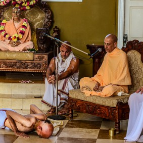607790862 Radhanath Swami 283x283 Radhanath Swami During Initiation Ceremony