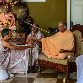 799412318 Radhanath Swami 283x283 Radhanath Swami During Initiation Ceremony