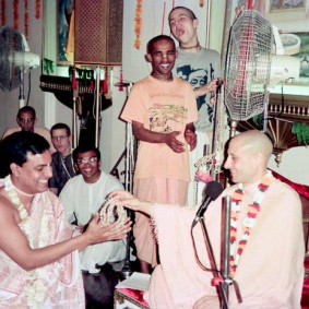 Radhanath Swami 90100018 283x283 Radhanath Swami Special Moments