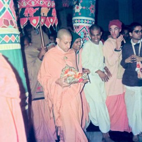 Radhanath Swami 90360032 283x283 Radhanath Swami Special Moments