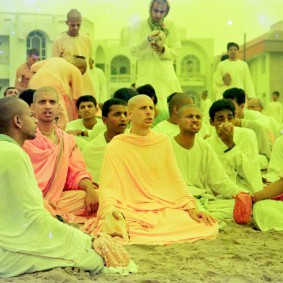 Radhanath Swami Chanting with Devotees 283x283 Radhanath Swami Special Moments