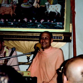 Radhanath Swami Kirtan 283x283 Radhanath Swami Special Moments