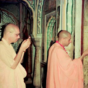 Radhanath Swami Praying to Lord 90050012 283x283 Radhanath Swami Praying to Lord