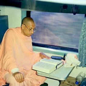 Radhanath Swami Reading Book 283x283 Radhanath Swami Special Moments