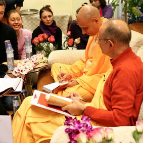Radhanath Swami Signing Journey Home 283x283 Radhanath Swami In Moscow