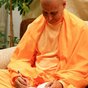 Radhanath Swami Signing his Book journey home 283x283 Radhanath Swami In Moscow