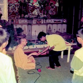 Radhanath Swami in Chowpatty Temple 283x283 Radhanath Swamis Radhagopinath Community
