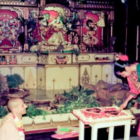 Radhanath Swami in ISKCON Chowpatty 283x283 Radhanath Swamis Radhagopinath Community